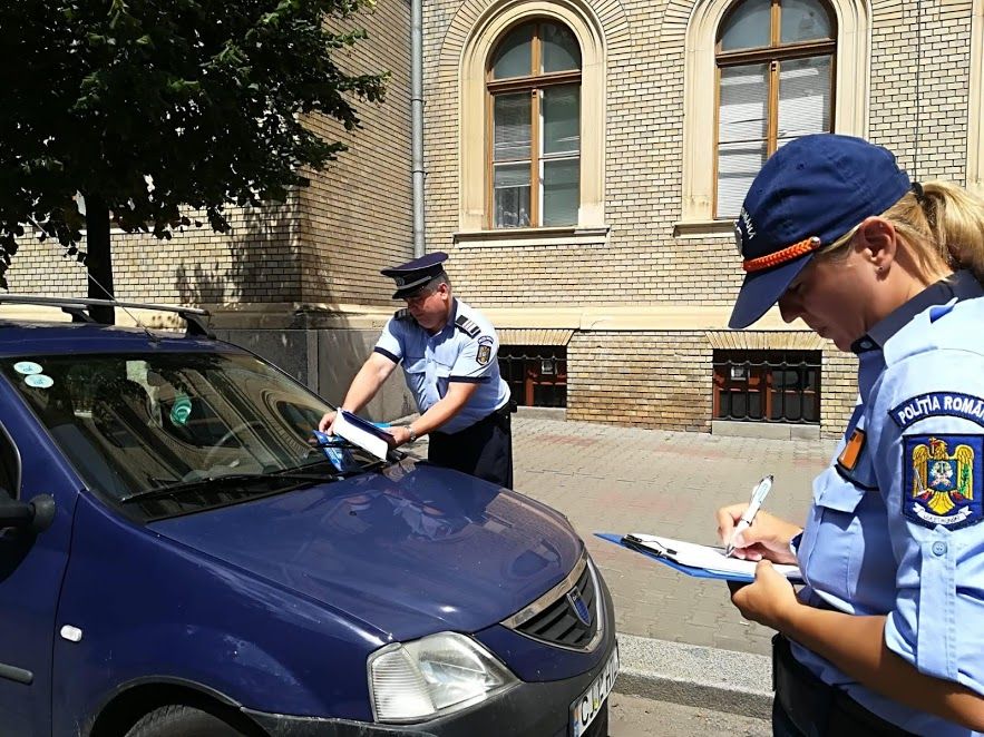 FOTO | Acţiune a poliţiştilor clujeni pentru prevenirea furturilor din autoturisme