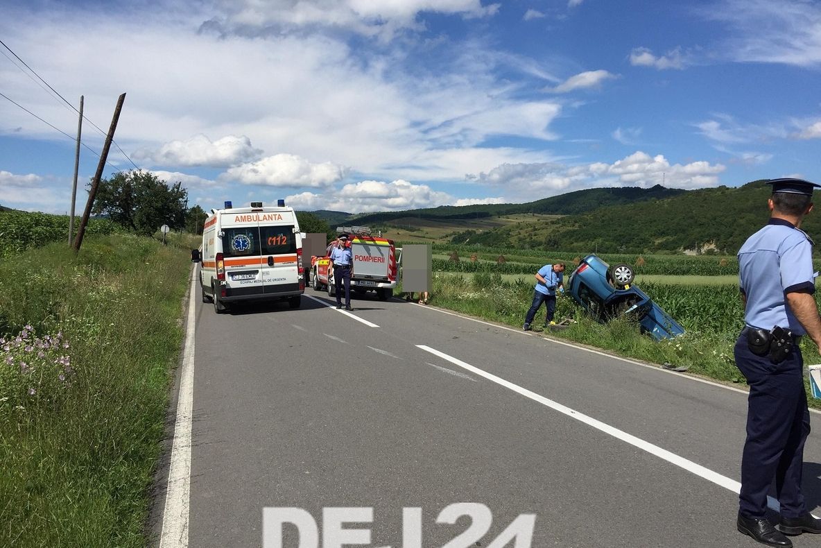 FOTO | Accident în Rugășești! O maşină s-a răsturnat, iar trei persoane au ajuns la spital
