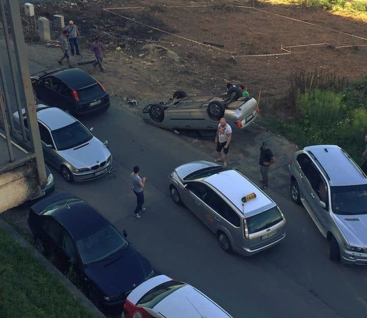 FOTO | O şoferiţă s-a răsturnat cu maşina pe o stradă din Cluj! Aceasta butona telefonul în timp ce conducea