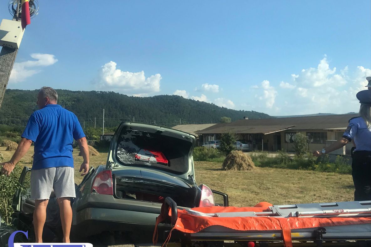 FOTO | Accident în Iclod! Tată şi fiică, la un pas de moarte după ce un cauciuc de la maşină a explodat