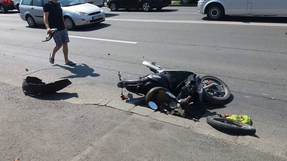 FOTO | Accident în Cluj cu un scuterist băut şi fără permis! Acesta a fugit de la locul accidentului