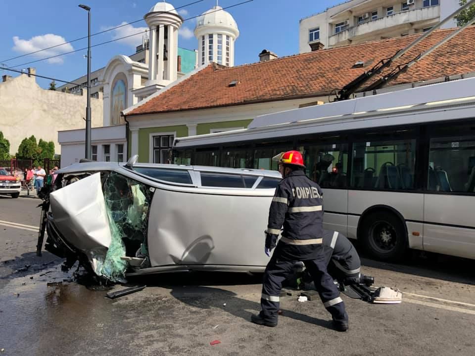FOTO | Accident spectaculos pe strada Moţilor! Un autoturism s-a răsturnat după impactul cu un troleibuz
