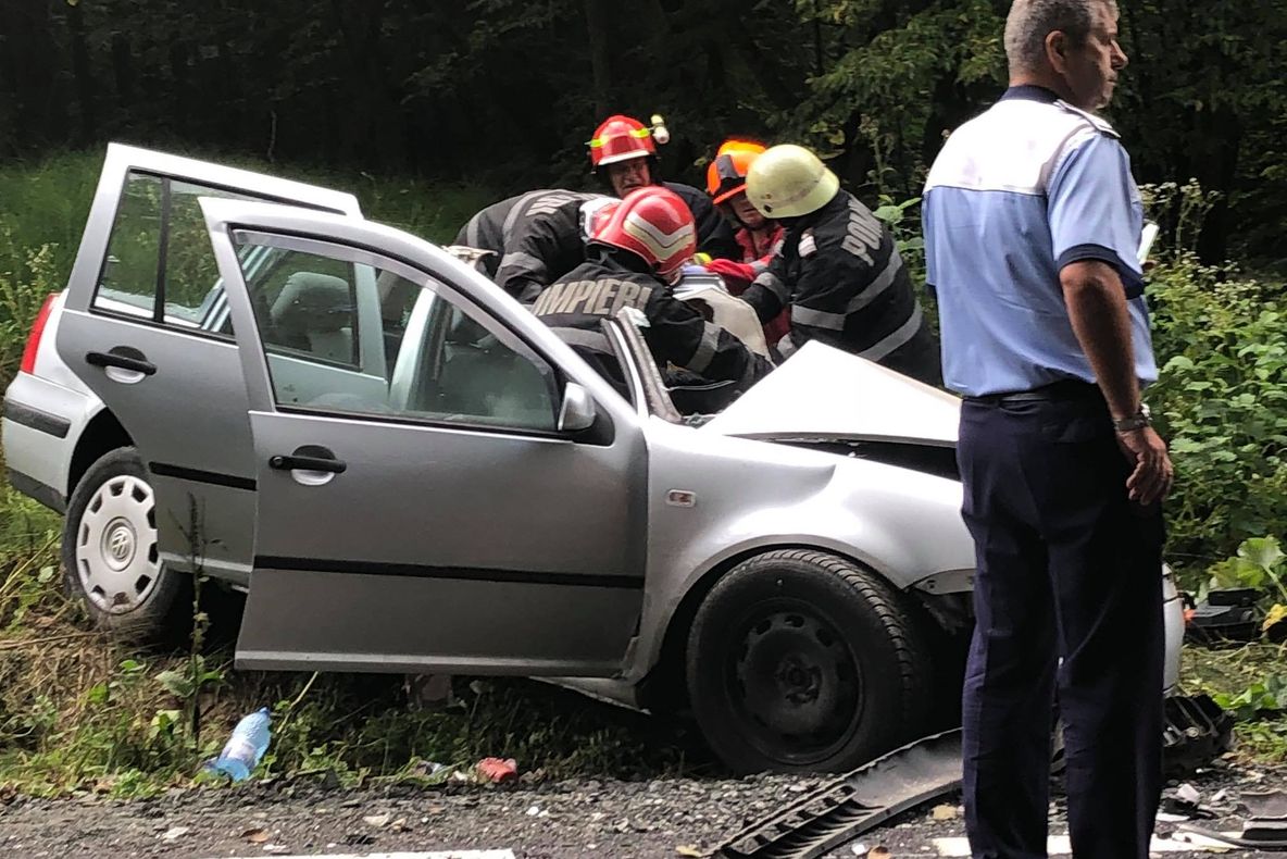 FOTO | Accident grav la ieşire din Cluj-Napoca! Mai multe persoane, între care şi doi bebeluşi, au ajuns la spital