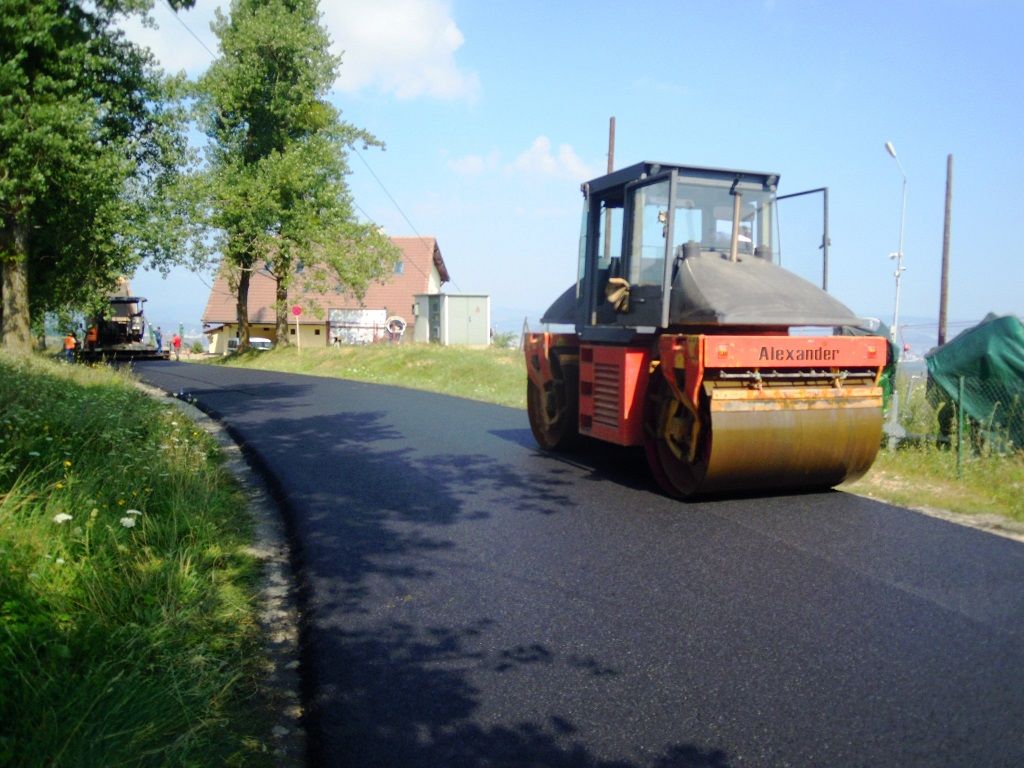FOTO | Se asfaltează drumul județean care duce spre pârtia de schi din Feleacu