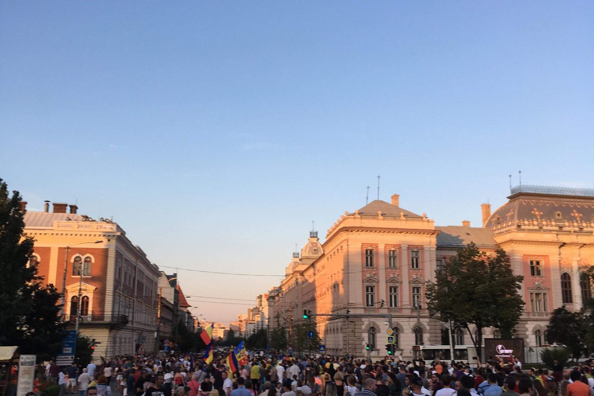 FOTO | Peste 10.000 de clujeni au ieșit în stradă! Aceștia sunt solidari cu românii din Diaspora