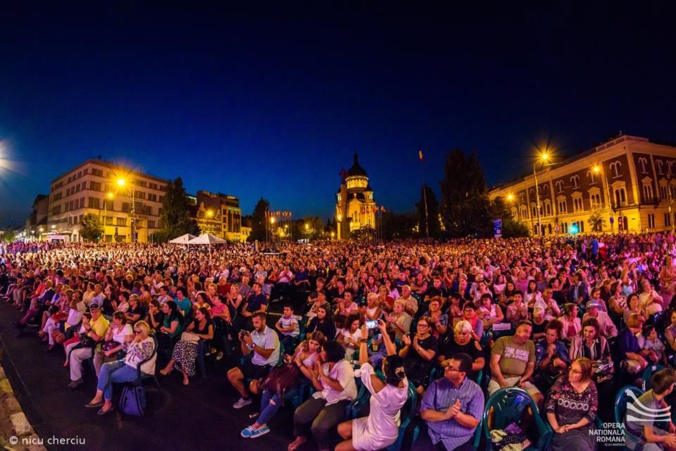 FOTO | Opera a ieşit în stradă la Cluj! Mii de oameni s-au bucurat de spectacolele organizate în aer liber