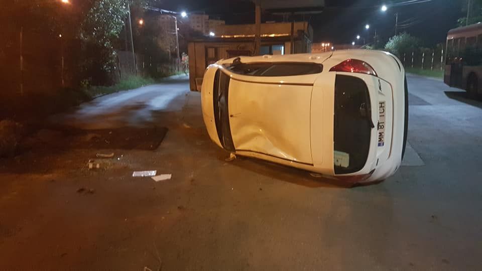 FOTO | Urmărire pe străzile din Cluj! Şoferul care fugea de poliţişti s-a răsturnat cu maşina