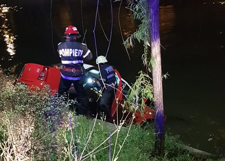 FOTO | Taximetrist din Cluj rănit grav după ce a "plonjat" cu maşina în Someş