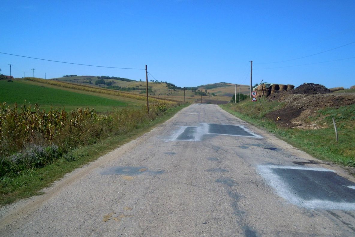 FOTO | Drumul județean Cămăraşu – Hodaie – Geaca a fost peticit