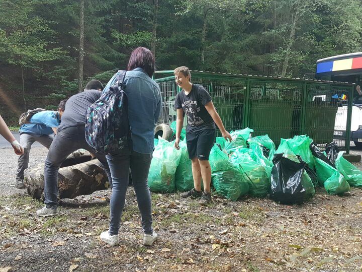 FOTO | Voluntari ai Administrației Bazinale de Apă Someș-Tisa implicați în proiectul ”Let' s do it România!”