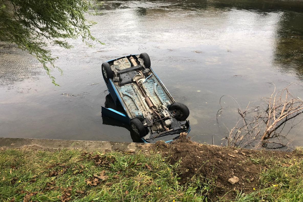 FOTO | O femeie s-a răsturnat cu maşina în Someş! Alte două maşini s-au tamponat exact în acelaşi loc