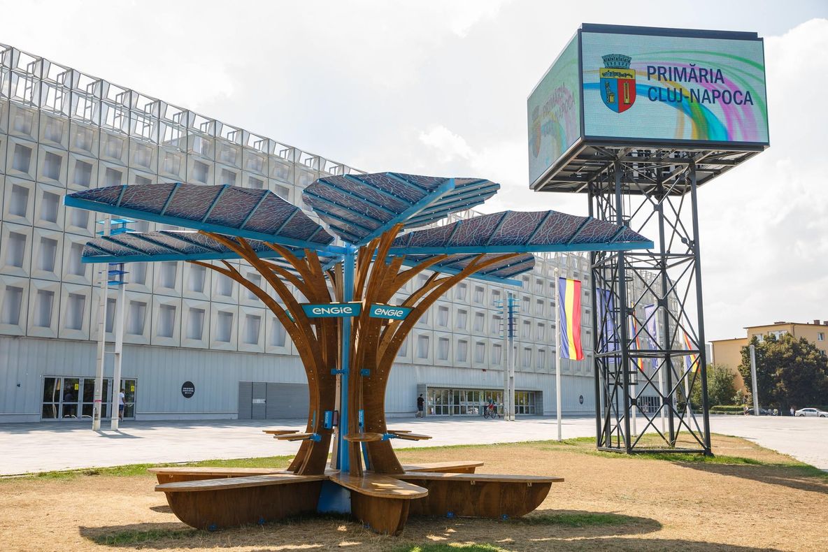 FOTO | Inovaţie în Cluj: un nou tip de „arbore”, care încarcă gratuit dispozitivele mobile, instalat în mai multe zone din oraş