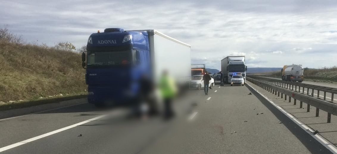 FOTO | Accident bizar pe Autostrada Transilvania! Un pieton a fost lovit mortal de un motociclist
