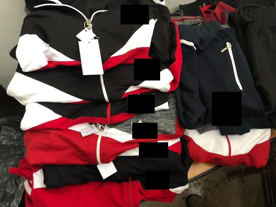 FOTO | 346 de articole de îmbrăcăminte și încălțăminte contrafăcute au fost confiscate de poliţişti