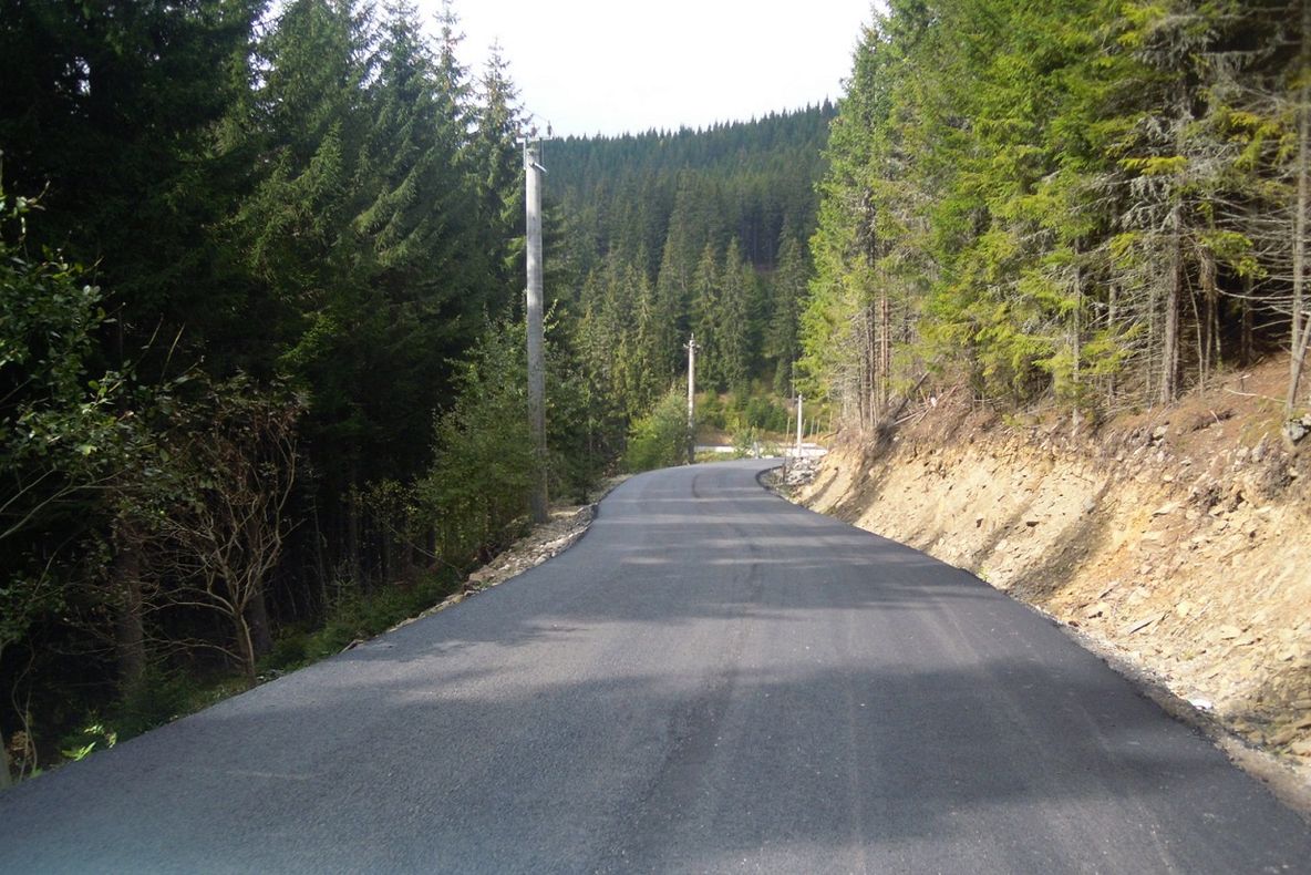 FOTO | A fost finalizată asfaltarea sectorului de drum care leagă Staţiunea Băişoara de pârtia de schi Buscat