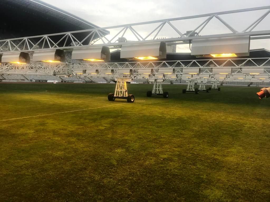 FOTO | Instalație performantă de refacere a gazonului de pe Cluj Arena