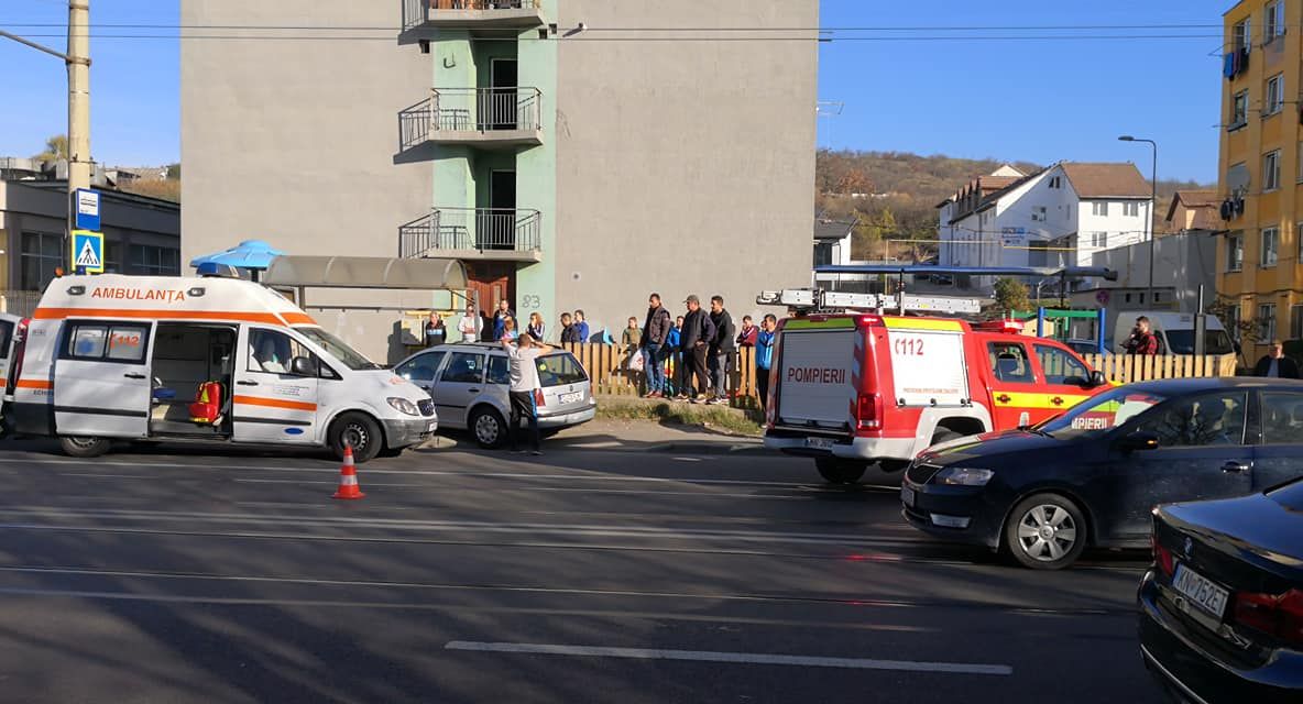 FOTO | Accident pe Bulevardul Muncii din Cluj! O maşină a lovit două persoane care se aflau în staţie