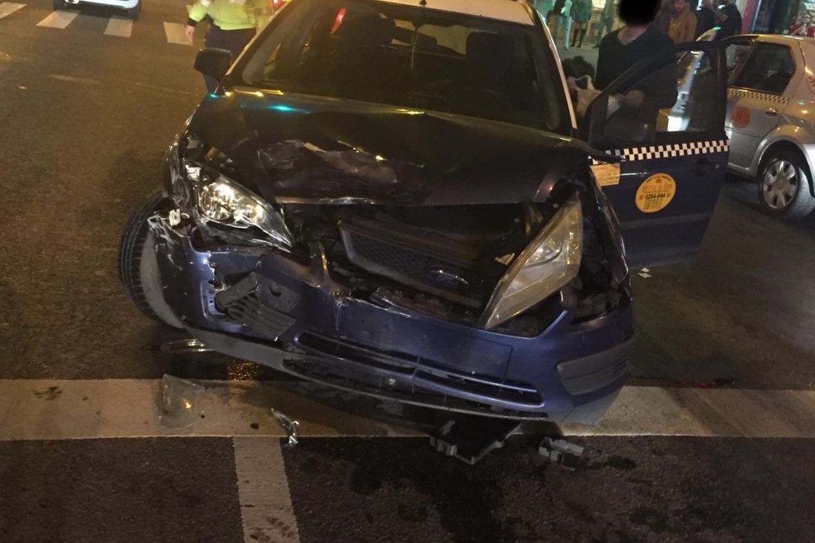 FOTO | Trei persoane rănite într-un accident rutier în care a fost implicat un taximetru