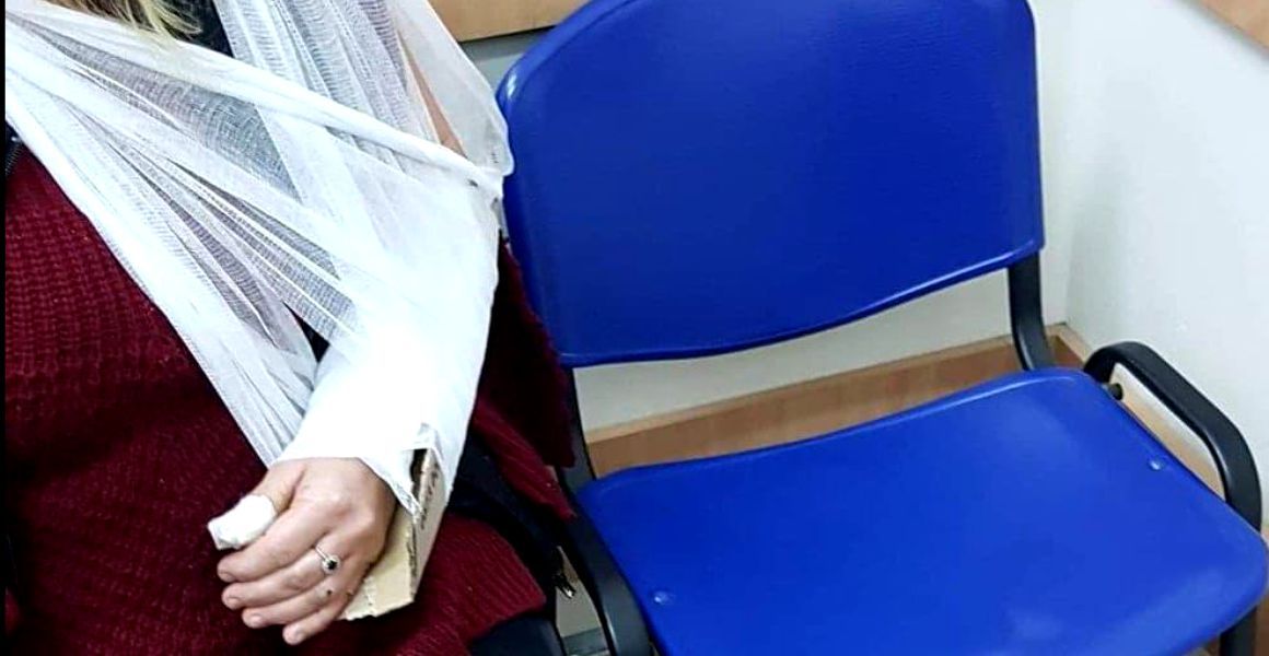 FOTO | Medicii din Cluj i-au fixat unei femei mâna ruptă cu o bucată de carton! Femeia a așteptat șase ore la urgențe