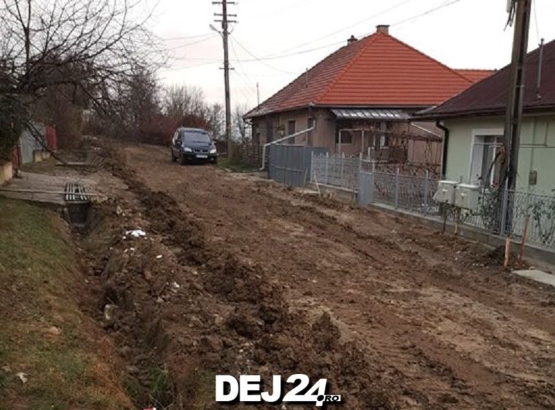 FOTO | Străzi ca după bombardament în Dej! Iarna bate la ușă, iar muncitorii s-au apucat de lucru