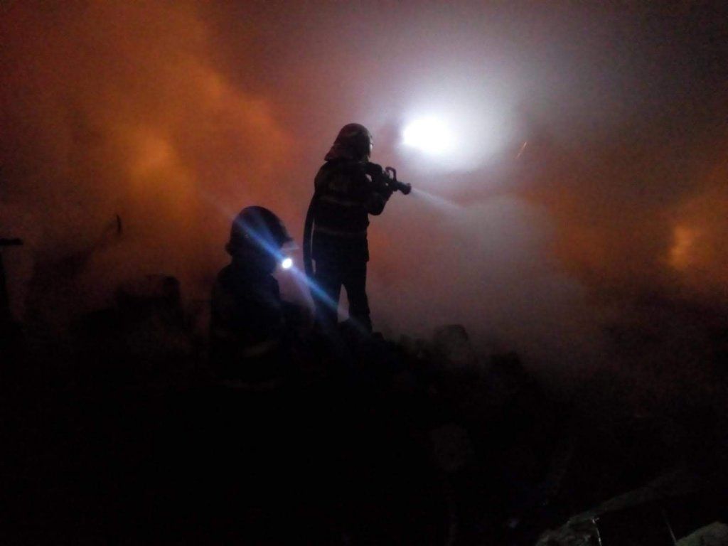 FOTO | Incendiu violent la Pata Rât! 12 persoane, între care 6 copii au rămas fără adăpost