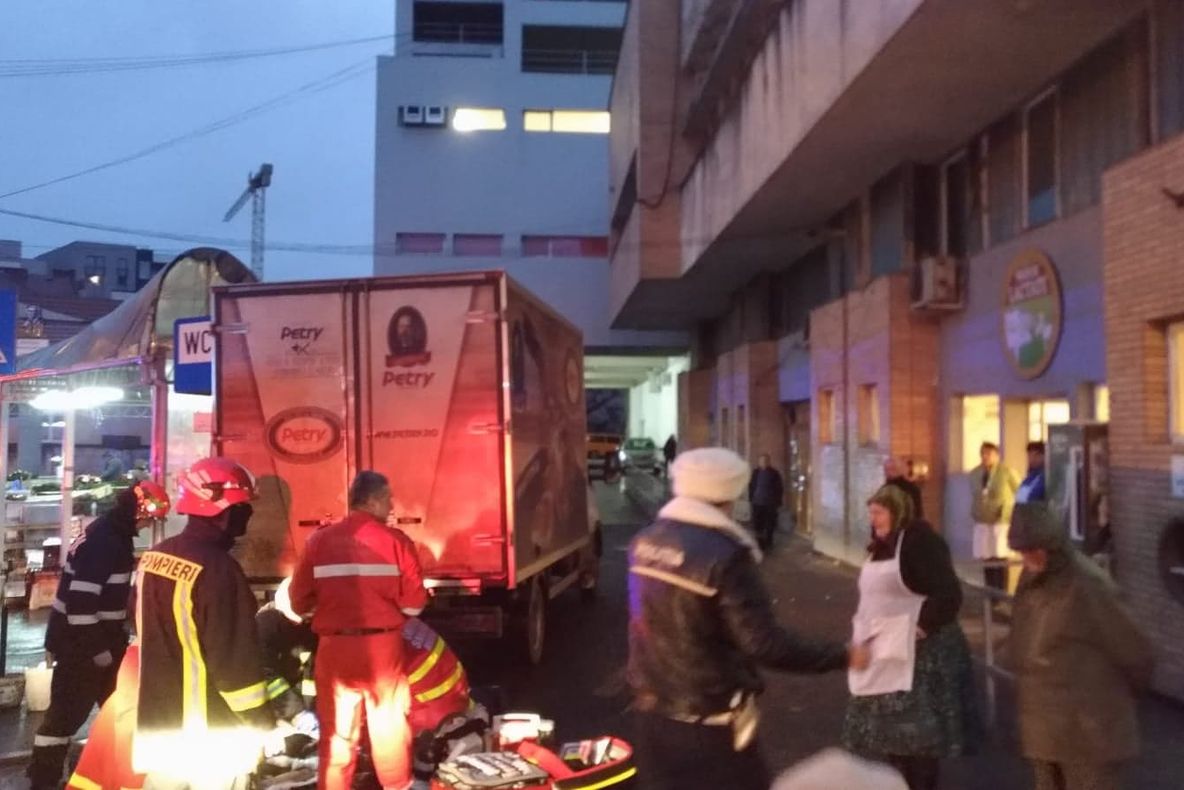 FOTO | Accident mortal în Cluj! O femeie a murit după ce a fost lovită de o maşină care dădea cu spatele