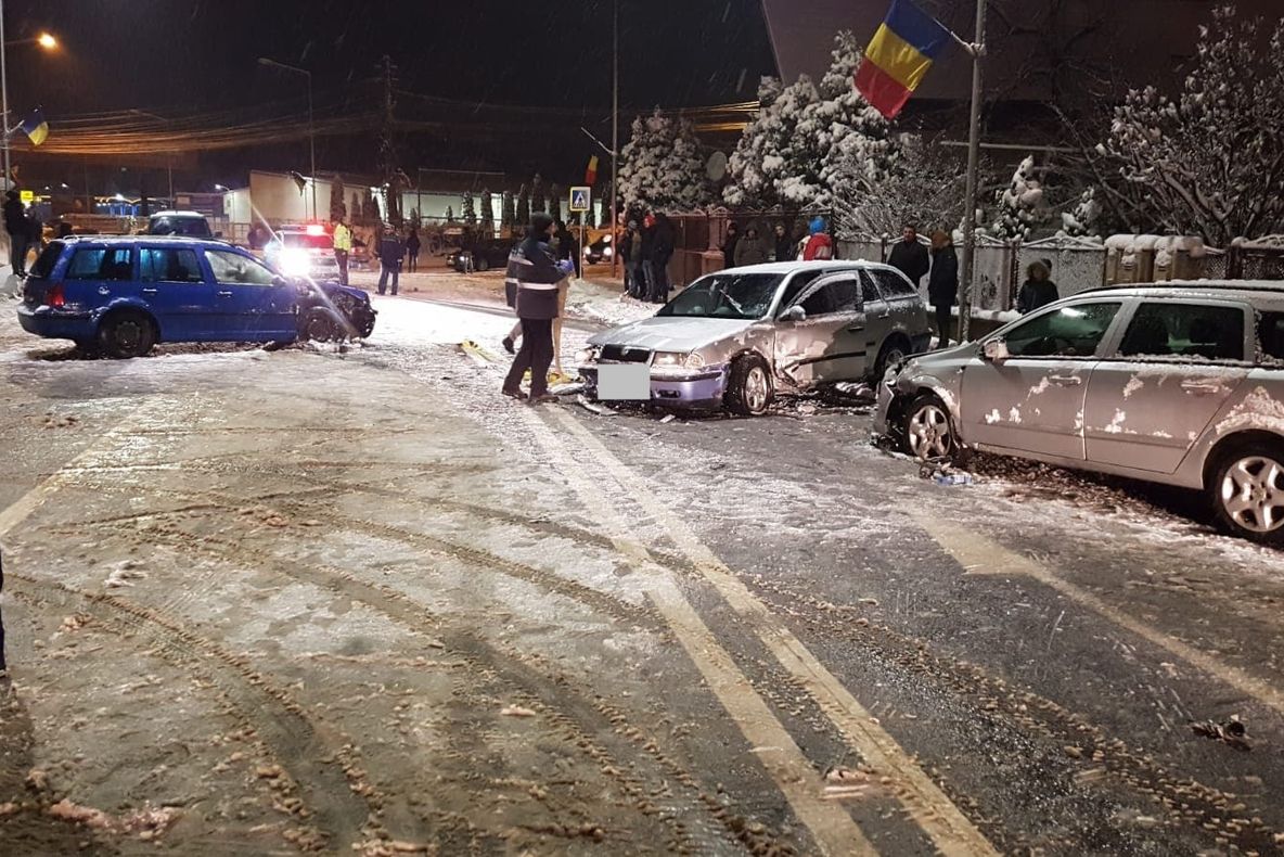 FOTO | Zăpada face primele victime! Accident cu trei maşini în Cluj