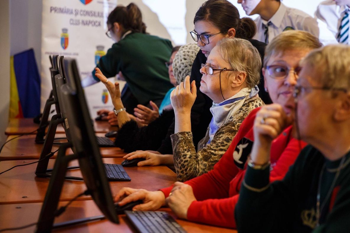 FOTO | Cursuri de calculatoare și abilități digitale pentru pensionari la Cluj-Napoca