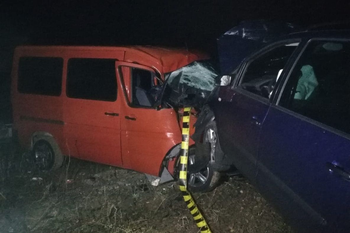 FOTO | Un şofer beat a distrus patru maşini într-un accident rutier