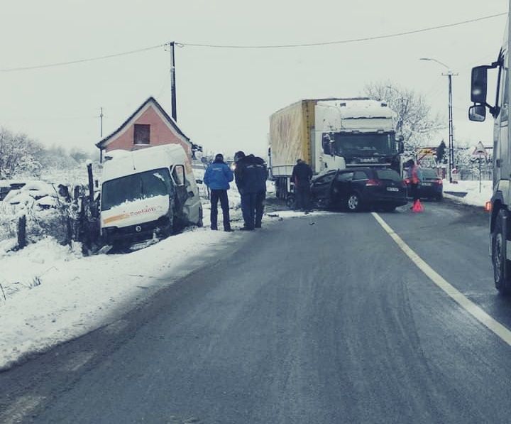 FOTO | Accident mortal în judeţul Cluj! Impact între un autotren, un autoturism şi o autoutilitară