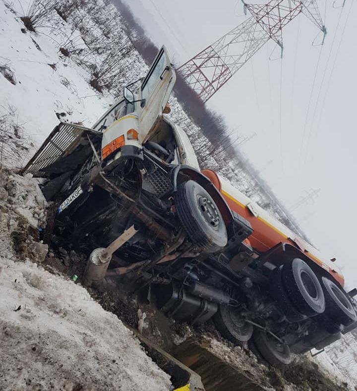 FOTO | Accident în Floreşti! O autocisternă cu motorină s-a răsturnat