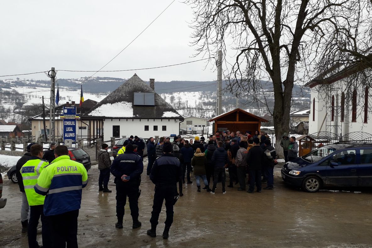 VIDEO |  Protest într-o comună din judeţul Cluj! Oamenii au blocat drumul