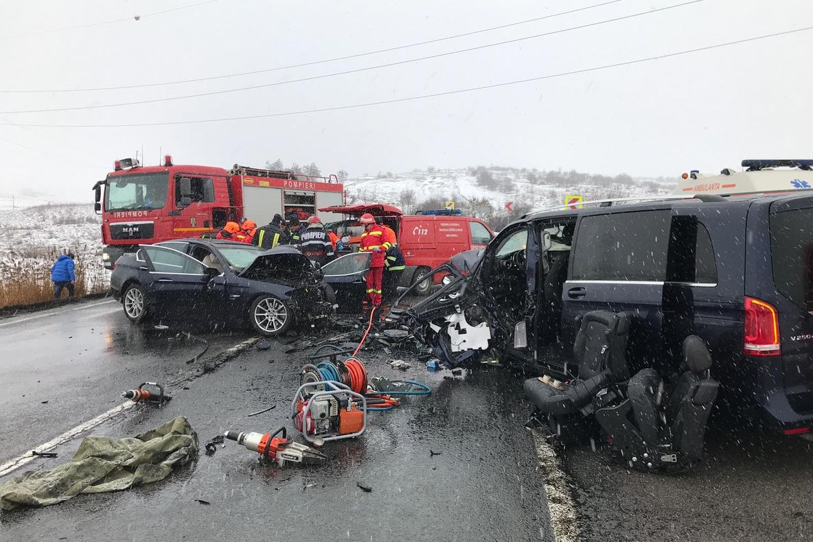 FOTO | Accident mortal între Cluj şi Oradea! O persoană a decedat, iar alte două sunt grav rănite