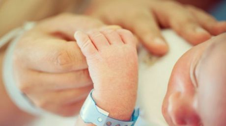 Un bebeluș născut cu o malformație gravă a inimii nu poate fi operat deoarece medicii sunt în concediu