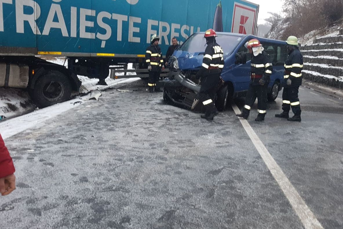 FOTO | Accident între Cluj şi Oradea! Traficul rutier şi feroviar este blocat