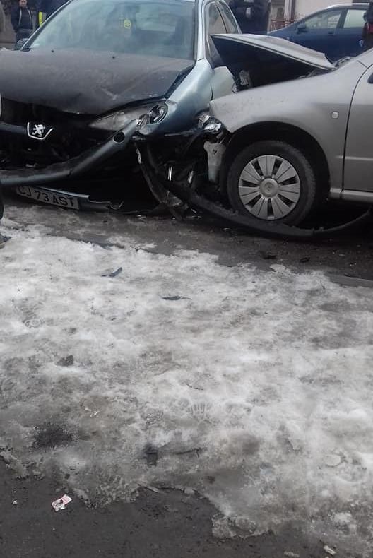 FOTO | Accident în Apahida! Două persoane rănite şi patru maşini avariate