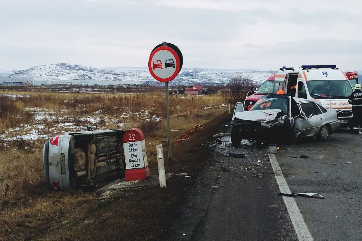 FOTO | Grav accident pe centura Apahidei! Impact între două maşini, una s-a răsturnat