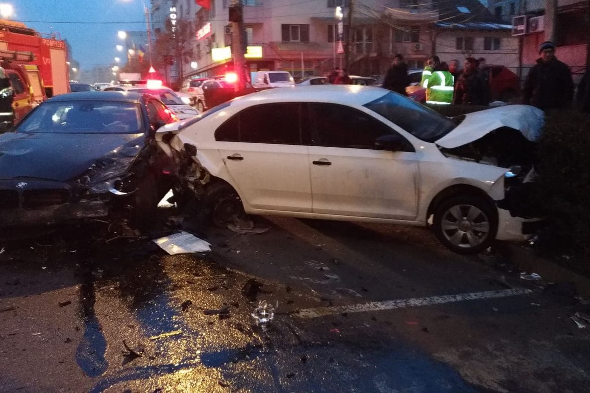 FOTO | Accident cu 5 maşini pe o stradă din Cluj! Un bărbat a fost grav rănit
