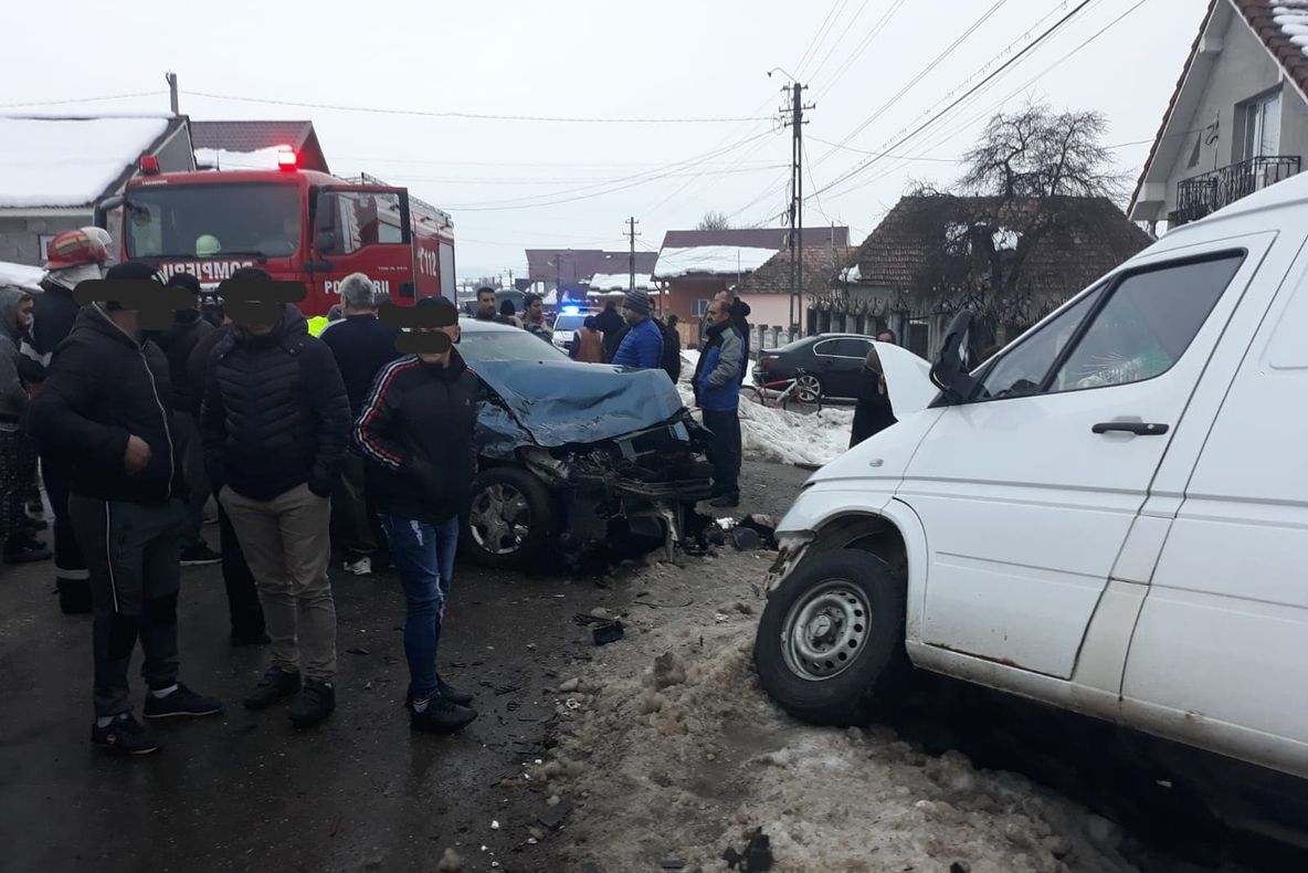 FOTO | Accident în apropiere de Dej! Cinci persoane au fost rănite