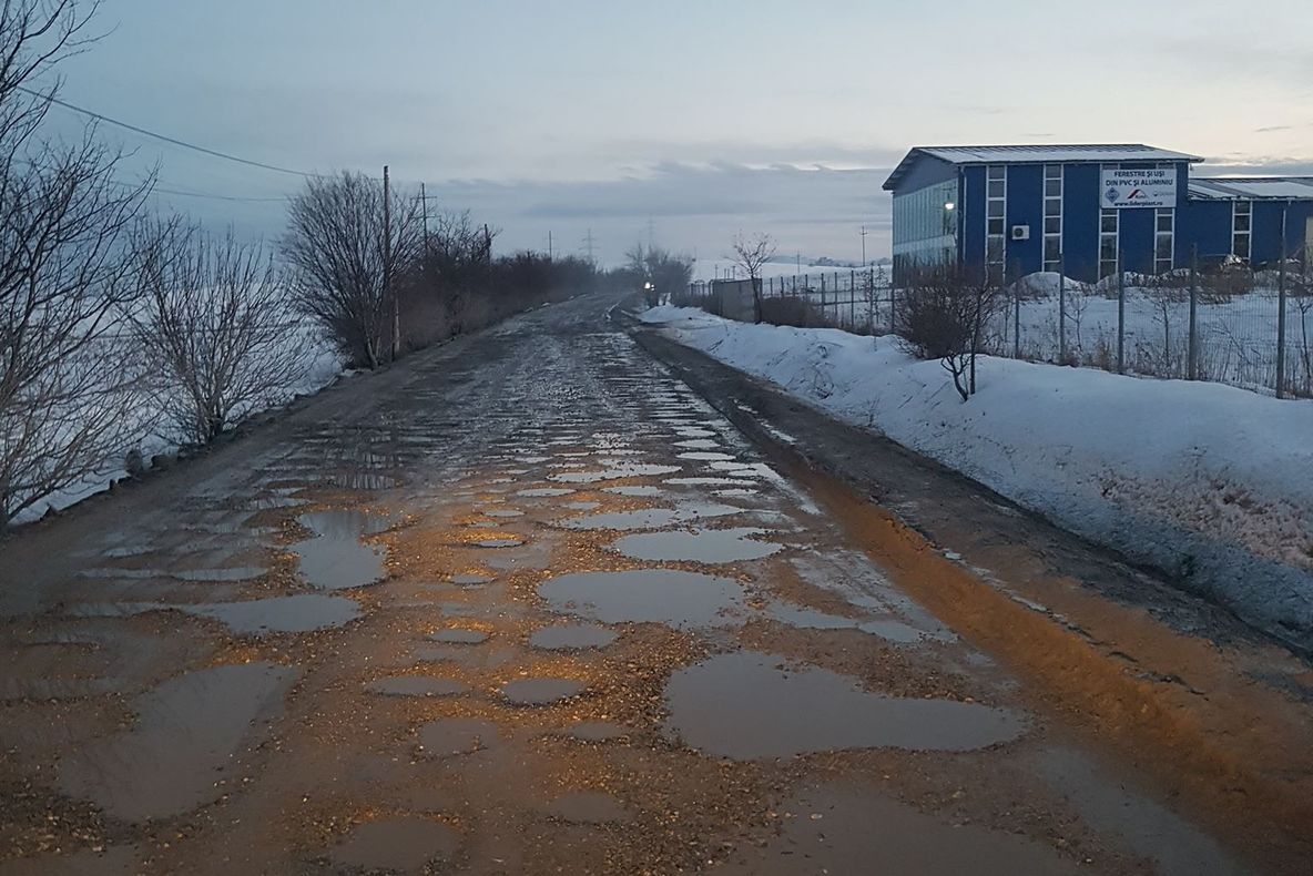 FOTO/VIDEO | Drumul județean care face legătura între Cluj-Napoca și zona turistică din Băișoara este înecat în noroi