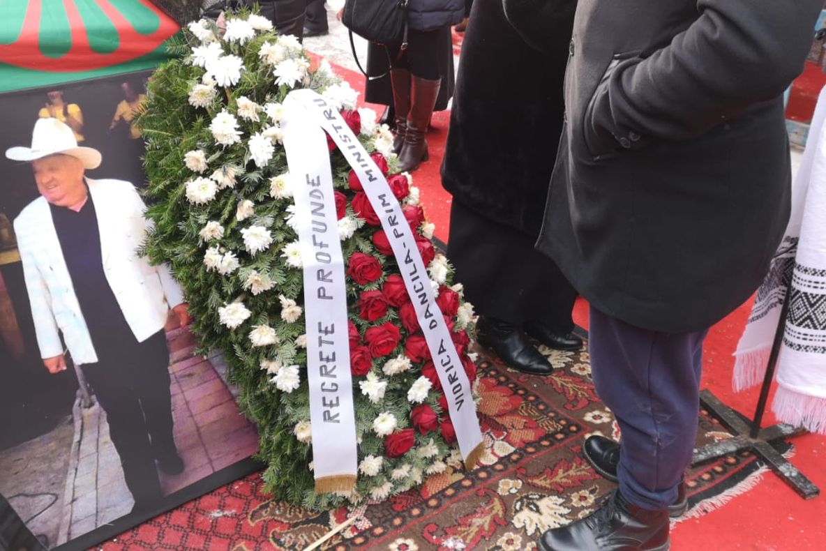 FOTO | Premierul Viorica Dăncilă a trimis o coroană la înmormântarea unui bulibaşă din judeţul Cluj