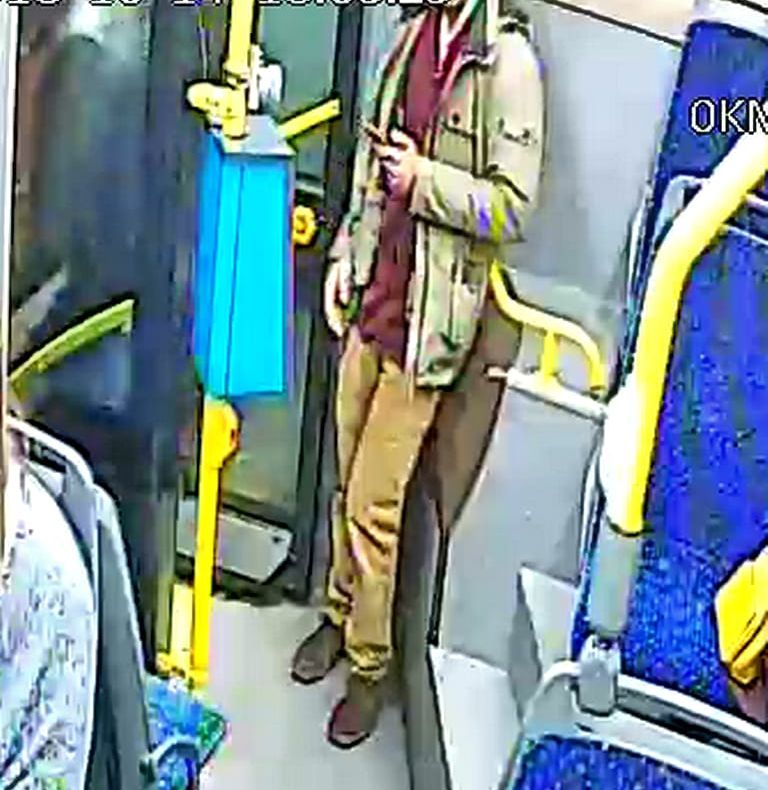 FOTO | Tânăr căutat de poliţişti! Acesta a agresat un controlor care l-a prins fără bilet