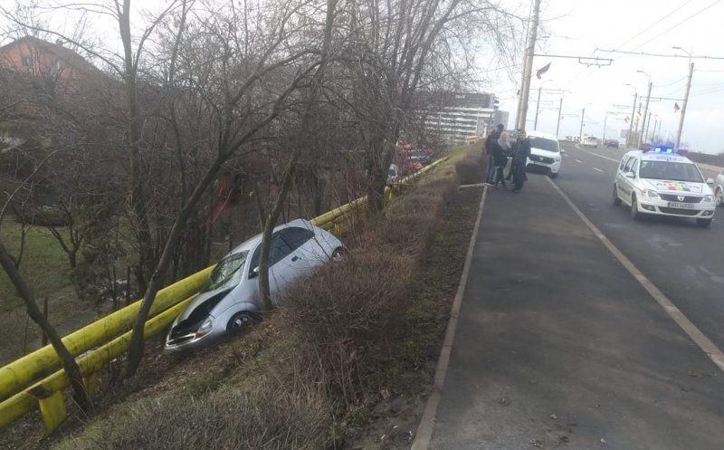 FOTO | Accident la intrare în Cluj! O maşină s-a oprit într-o ţeavă de gaz