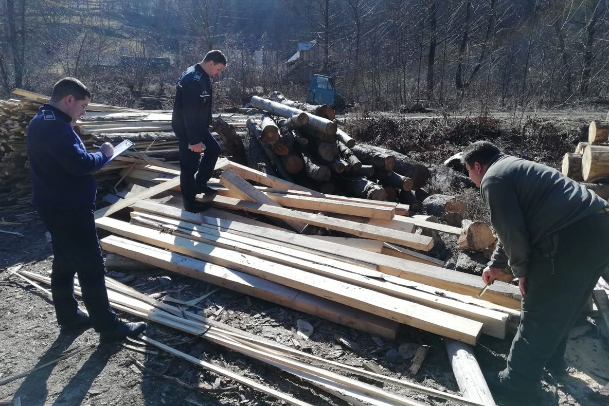 FOTO | L-ai văzut? Bărbat căutat de poliţişti după ce a furat două genţi de pe strada Piezișă