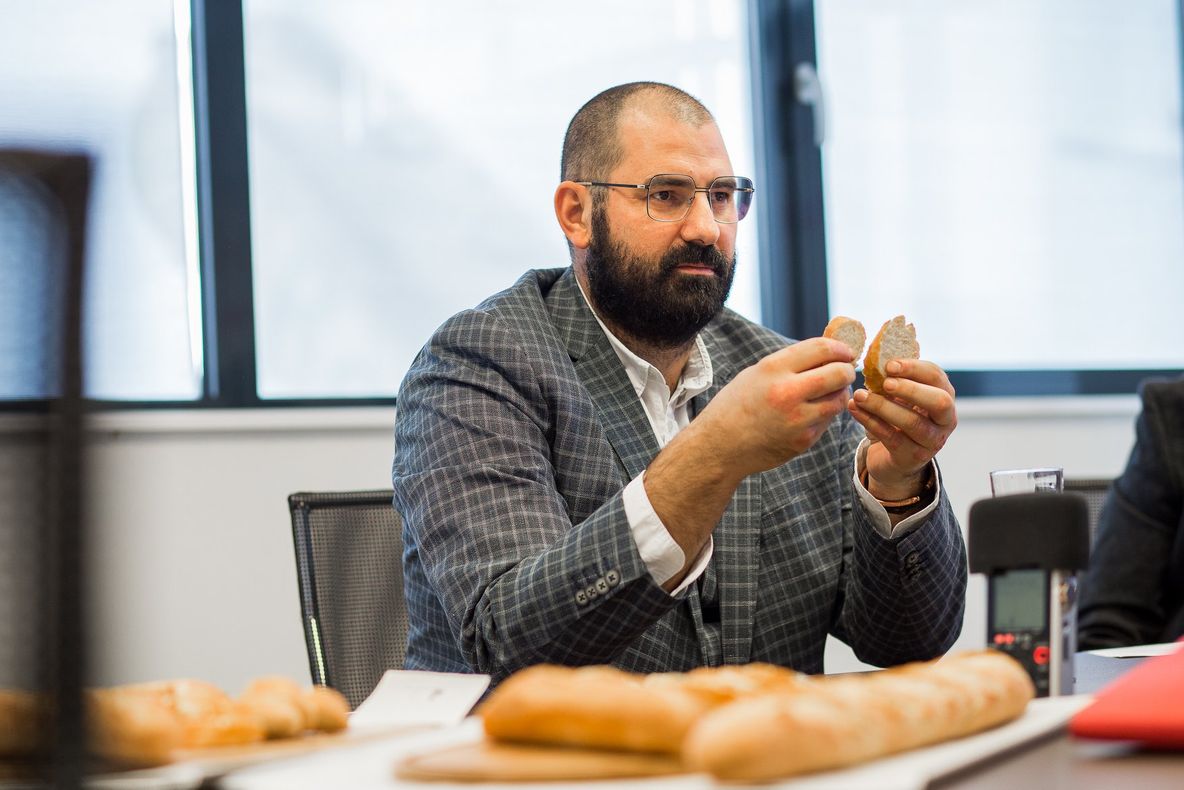 Chef Adrian Hădean la dezbaterea din cadrul campaniei Nu arunca pâinea: „Să nu uităm că accesul la pâine pe care îl avem astăzi e o chestie atât de vremelnică și de trecătoare, să nu uităm cum am trăit acum 30 de ani”