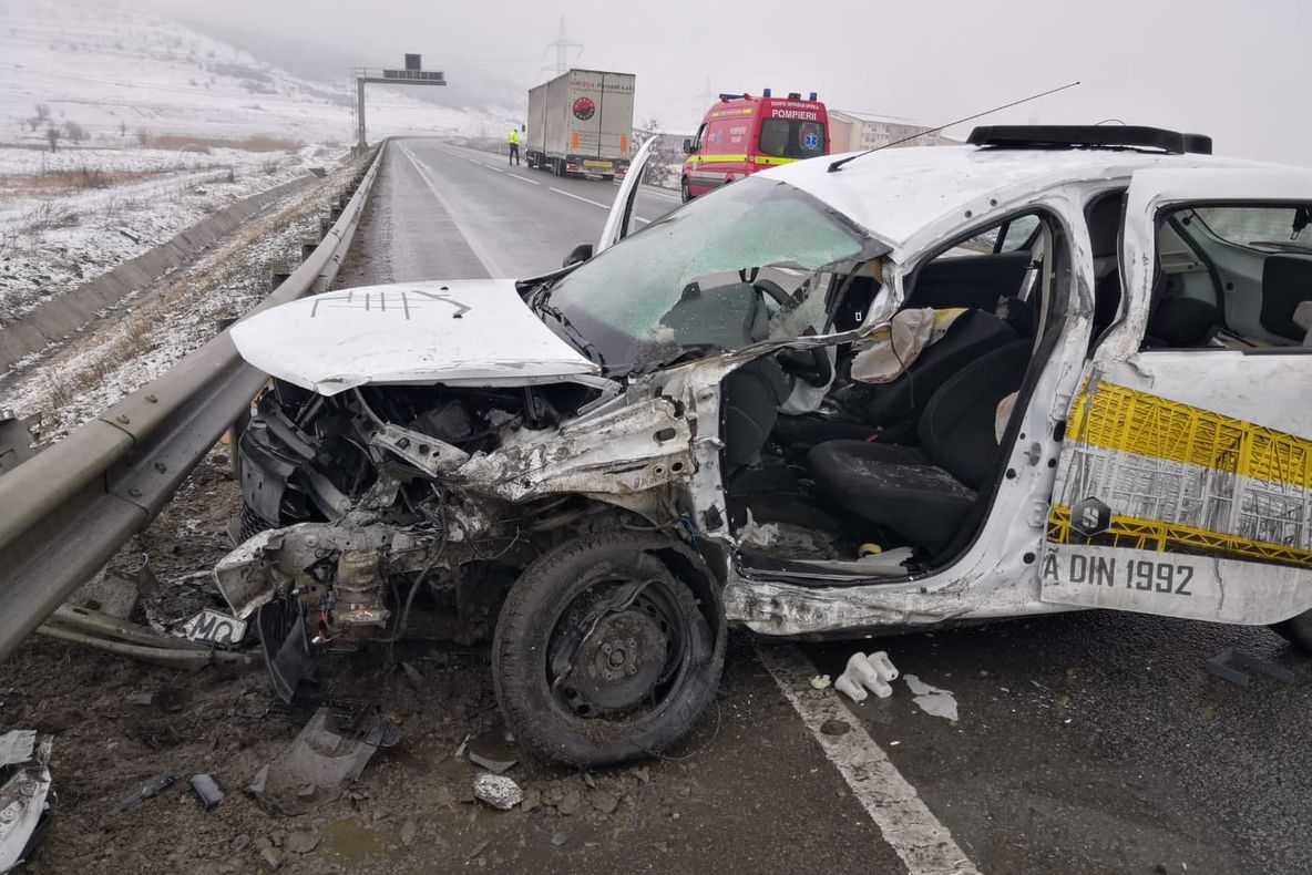 FOTO | Accident pe centura Apahidei! Impact violent între un camion şi o maşină