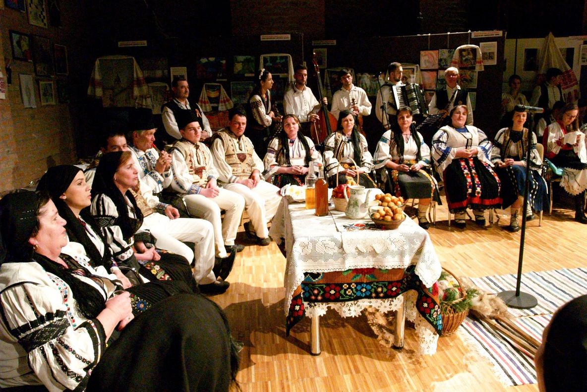 FOTO | Şezătoare tradiţională, ca odinioară, la Şcoala de Arte Cluj: „Soc-soroc, să ne-aduci ficiori la joc"