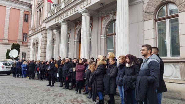 VIDEO| Zeci de magistrații clujeni, în stradă pentru a susține independența justiției