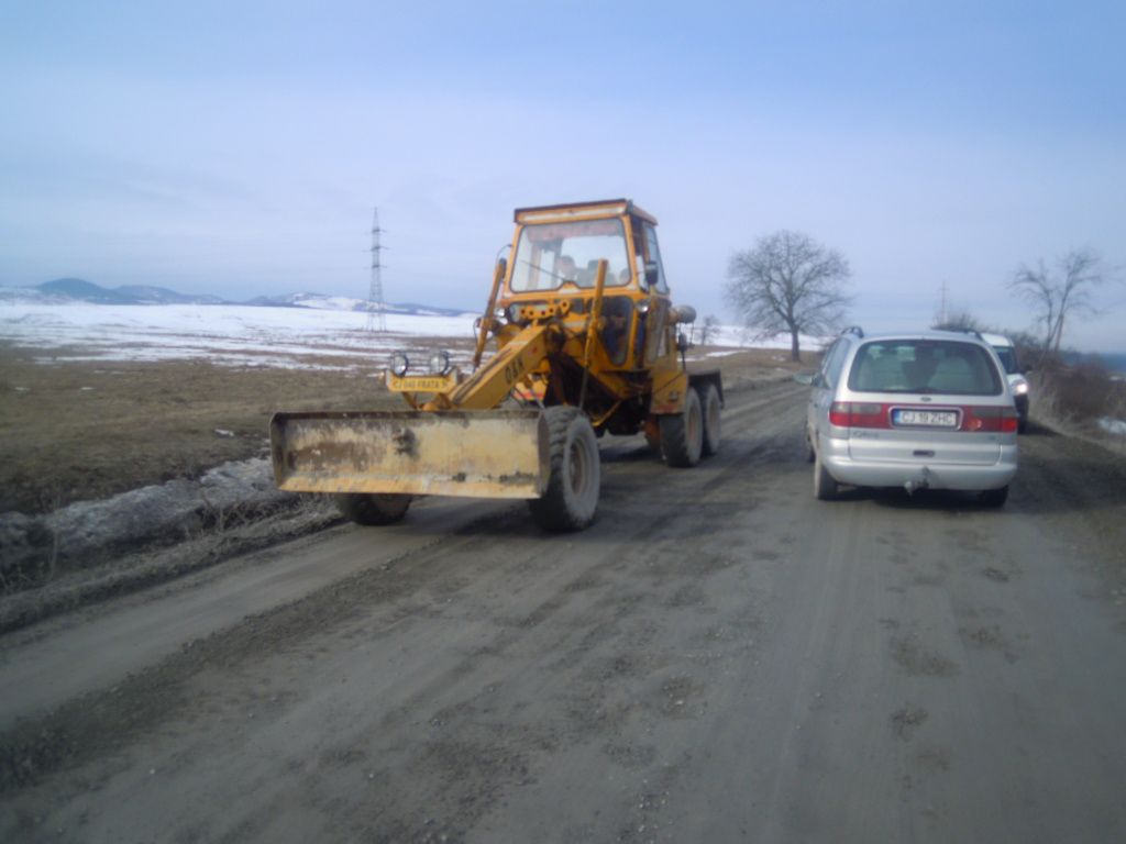 FOTO | Lucrări de îmbunătățire a condițiilor de circulație pe drumul județean 107M