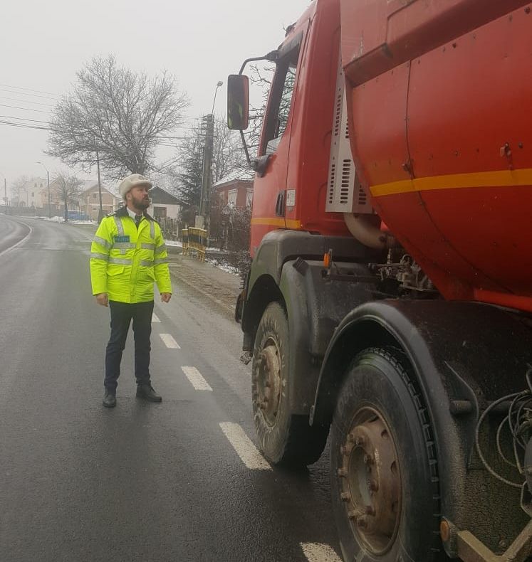 FOTO | Transporturile rutiere de persoane şi mărfuri au fost verificate de poliţişti